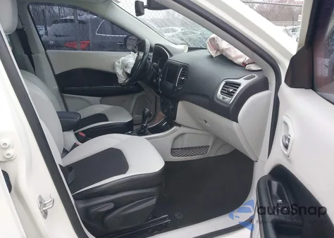 2019 Jeep Compass Sun And Wheel Fwd из США, поврежденный, VIN 3C4NJCBBXKT819722